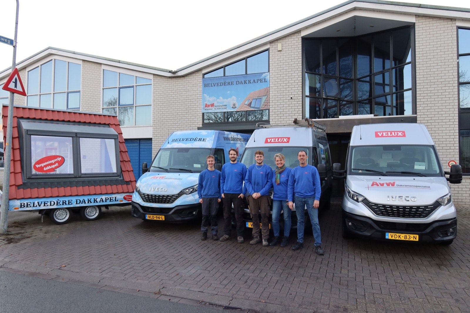 Team van AVW VELUX specialisten voor het bedrijfspand met bedrijfswagens
